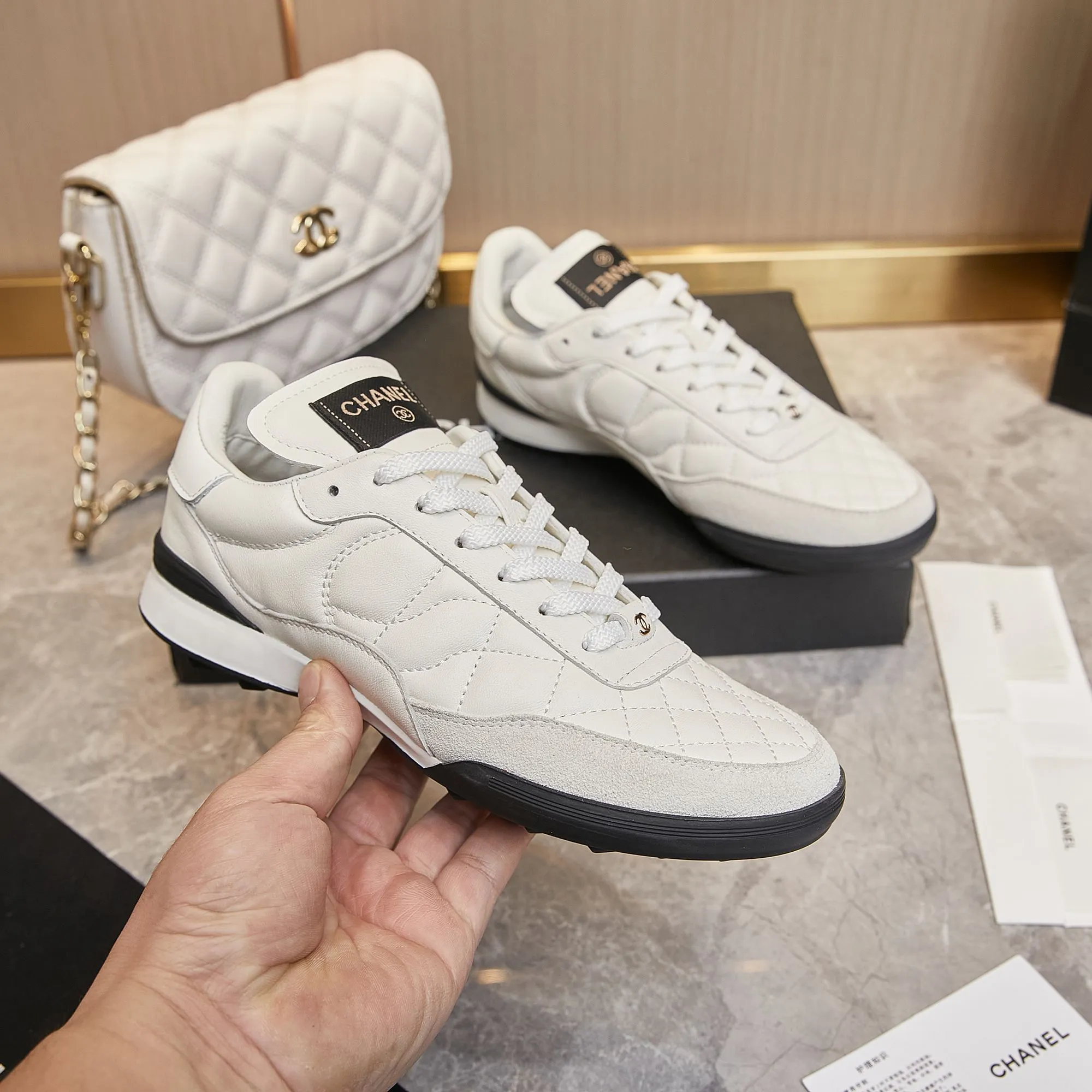 👟👟Ex-factory price 560👟👟 Chanel Chanel - 2024 counter top casual sports shoes This classic design; the upper is electro-embroidered with a variety of techniques; the outsole is fashionable and sporty; it is unusual to incorporate a variety of color matching elements... The diversified mix and match is very beautiful and versatile, casual, fashionable, sports and outdoor can be taken into account... ꫛꫀꪝ Go➫ Material: ❶Upper is made of: Original imported mixed-breed sheep ❷Inside made of: original imported breathable sheepskin ❸Outsole based on: original TPU outsole Full set of boutique packaging for women 35–41